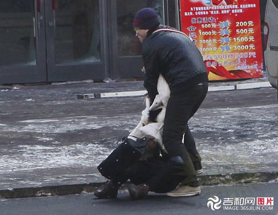 Ce se întâmplă în ţara asta şochează lumea. Făcea asta în mijlocul străzii, iar oamenii N-AU FĂCUT NIMIC! 188095