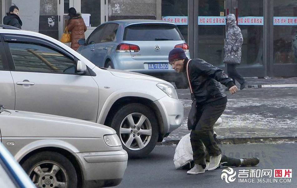 Ce se întâmplă în ţara asta şochează lumea. Făcea asta în mijlocul străzii, iar oamenii N-AU FĂCUT NIMIC! 188096