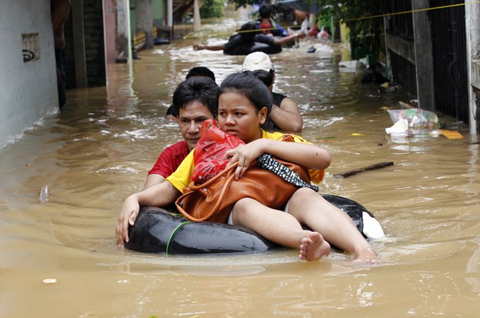 Inundaţii de proporţii în Indonezia. Patru persoane au murit şi 20.000 sunt evacuate