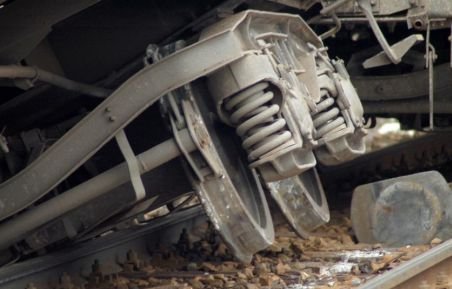 Tren deraiat la Feteşti, după ce s-a lovit cu un camion. Şoferul autovehiculului a murit