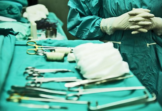 Au dat în judecată spitalul după ce medicii au uitat 16 ustensile în trupul unui pacient