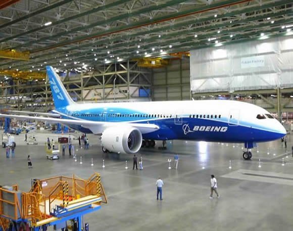 Boeing continuă producţia avionului 787 Dreamliner, însă suspendă livrările