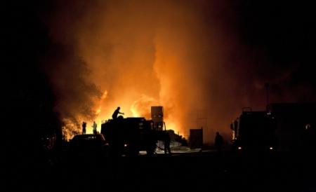 Incendiu puternic la un centru de copii din Oneşti. Toţi copiii au fost evacuaţi