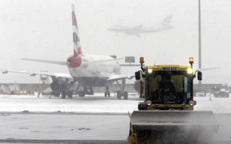 Marea Britanie, puternic afectată de ninsori. Sute de zboruri au fost anulate