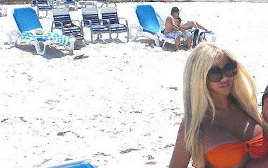 Când vei vedea în braţele cui stă blonda, vei înţelege de ce sunt făcuţi unul pentru altul. De la ei au pornit denumirile de "cocalar şi piţipoancă" 188643