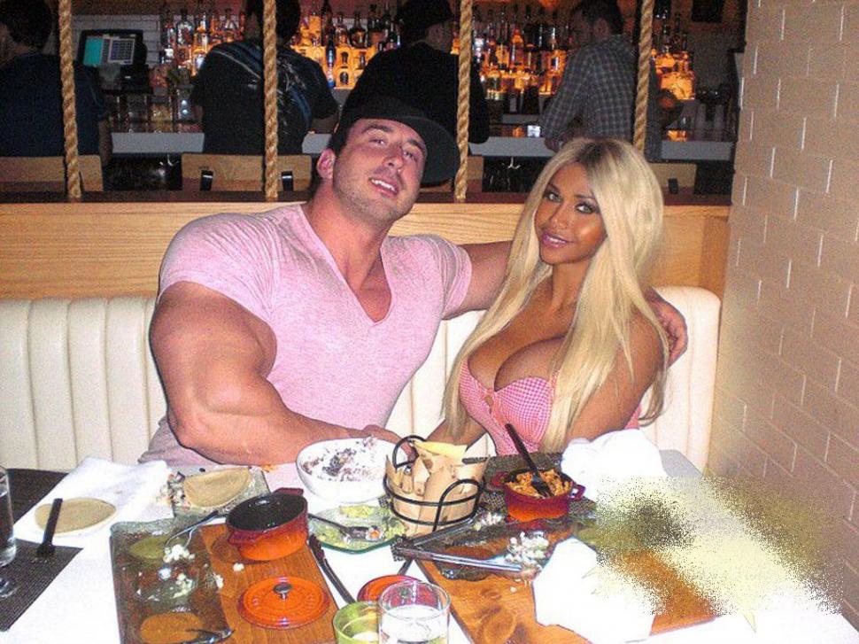 Când vei vedea în braţele cui stă blonda, vei înţelege de ce sunt făcuţi unul pentru altul. De la ei au pornit denumirile de "cocalar şi piţipoancă" 188644