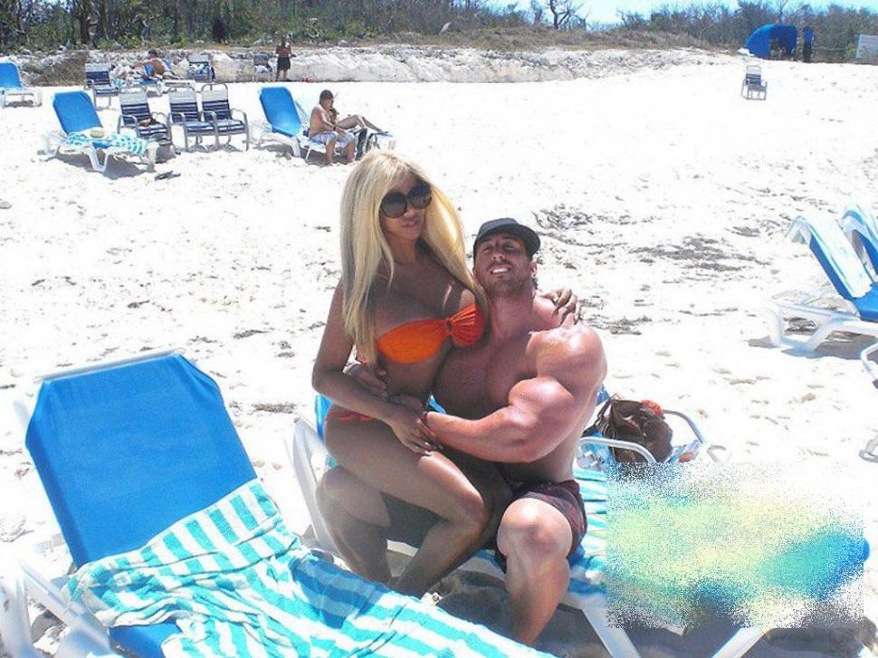 Când vei vedea în braţele cui stă blonda, vei înţelege de ce sunt făcuţi unul pentru altul. De la ei au pornit denumirile de "cocalar şi piţipoancă" 188645