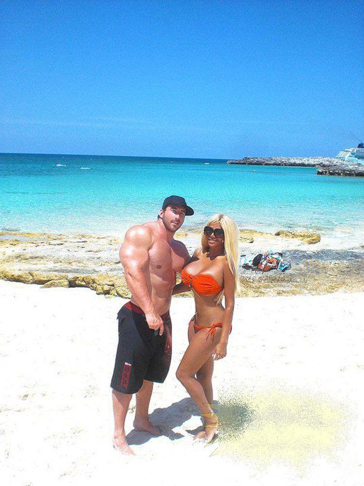 Când vei vedea în braţele cui stă blonda, vei înţelege de ce sunt făcuţi unul pentru altul. De la ei au pornit denumirile de "cocalar şi piţipoancă" 188646