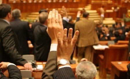 Deputaţii au stabilit bugetul Camerei pe 2013. Câţi bani au la dispoziţie