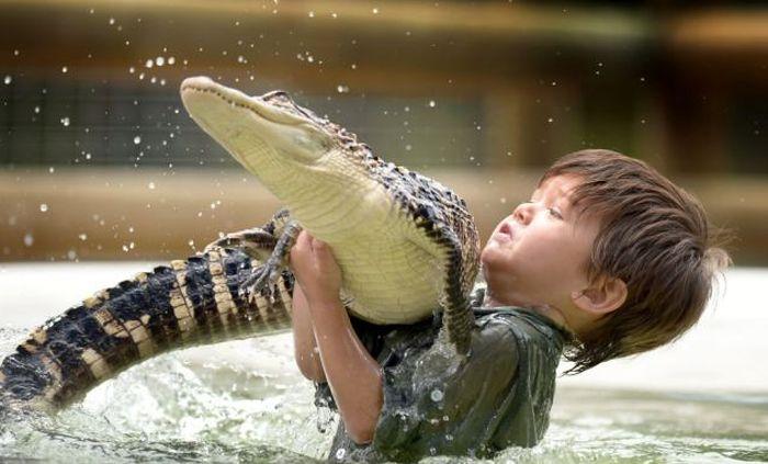 Este considerat un fenomen. Când vei vedea ce ţine acest puşti de trei ani în mâini, vei înlemni 188855