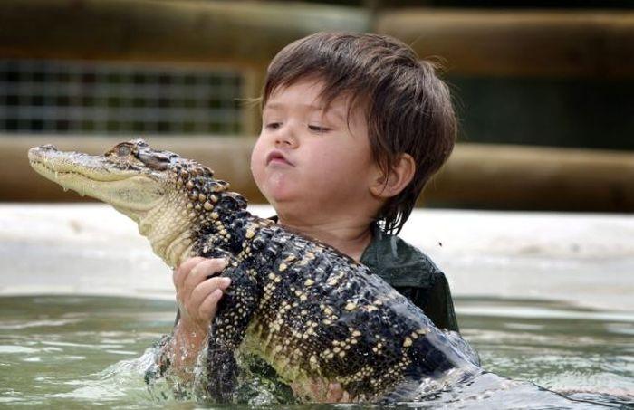 Este considerat un fenomen. Când vei vedea ce ţine acest puşti de trei ani în mâini, vei înlemni 188856