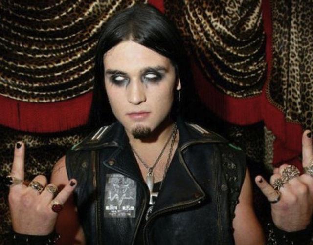 Acesta este fiul unuia din cei mai mari actori de la Hollywood. Este foarte violent în public 189079