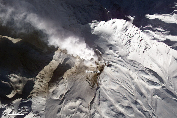 Erupţia simulatană a patru vulcani, văzută din spaţiu. Imagini NASA