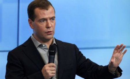 Medvedev: Riscul prăbuşirii pieţelor materiilor prime, principalul pericol pentru economia Rusiei