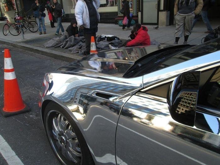 Oamenii cerşeau la marginea trotuarului, iar maşina lui Obama strălucea ostentativ la câţiva metri de ei 189069