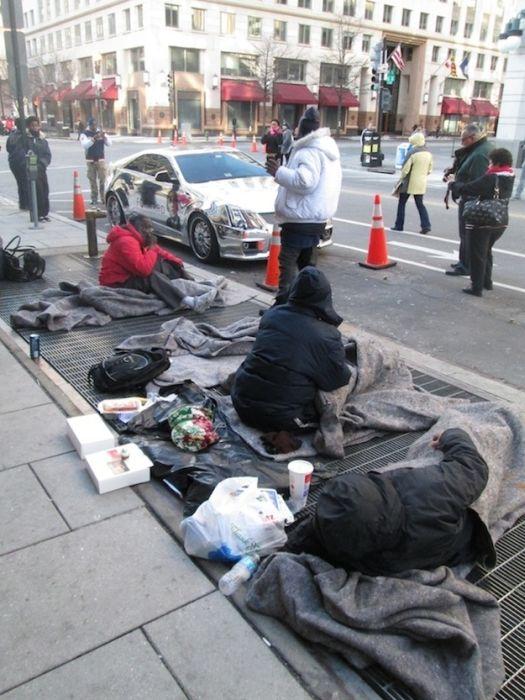 Oamenii cerşeau la marginea trotuarului, iar maşina lui Obama strălucea ostentativ la câţiva metri de ei 189074