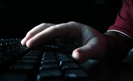 Român inculpat în SUA pentru fraude electronice şi răspândire de viruşi informatici