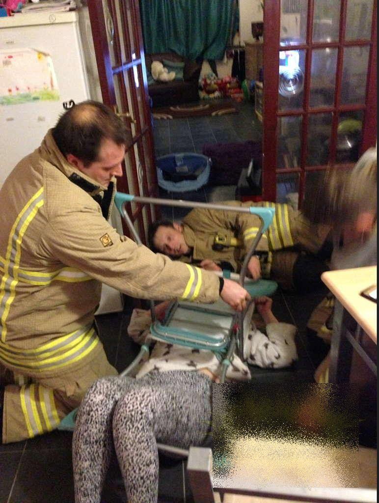 A făcut acest lucru după ce a băut două sticle de vin. A fost nevoie de trei bărbaţi să îşi revină 189319