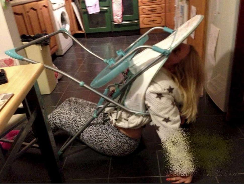 A făcut acest lucru după ce a băut două sticle de vin. A fost nevoie de trei bărbaţi să îşi revină 189321