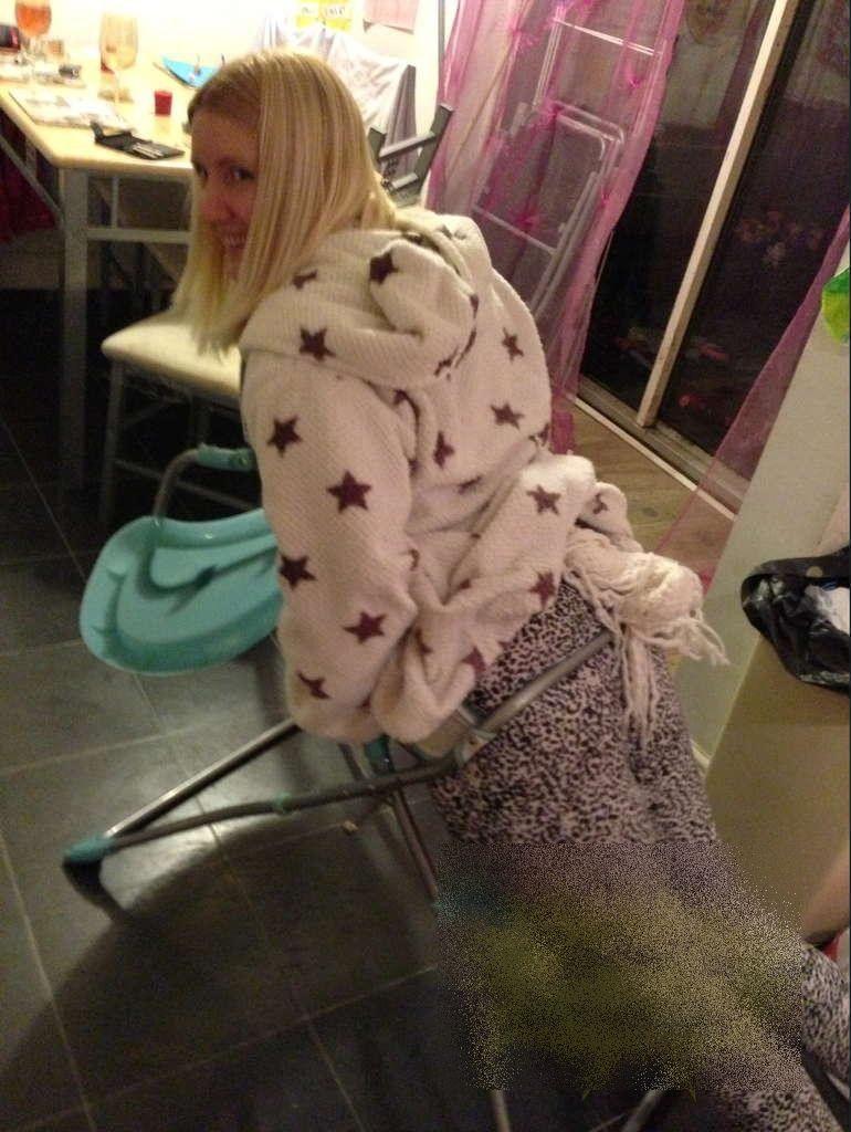 A făcut acest lucru după ce a băut două sticle de vin. A fost nevoie de trei bărbaţi să îşi revină 189323