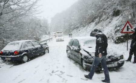 Autorităţile din Bucureşti se declară pregătite pentru ninsoare. Vor acţiona cu 500 de utilaje şi 23.000 de tone de antiderapant