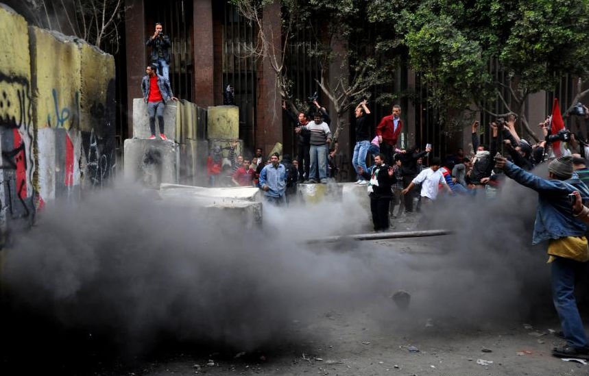 Confruntări între forţele de ordine şi manifestanţi, în apropierea Pieţei Tahrir din Cairo