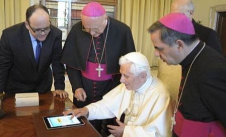 Papa face apel la credincioşi: Fiţi activi pe reţelele de socializare