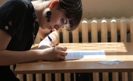 Pedepse pentru elevii care copiază sau deranjează la simulările examenelor: vor avea notele scăzute la purtare