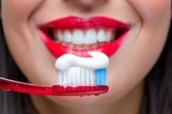 Secretul din spatele pastei de dinţi cu efect de albire pe care nimeni nu ţi-l va spune