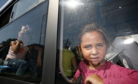 O cursă charter cu o sută de romi repatriaţi voluntar din Franţa a aterizat la Timişoara