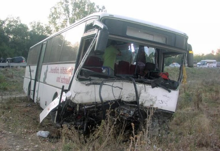 Un autobuz cu 14 călători s-a răsturnat în încercarea de a evita un biciclist, care a murit, în Argeş