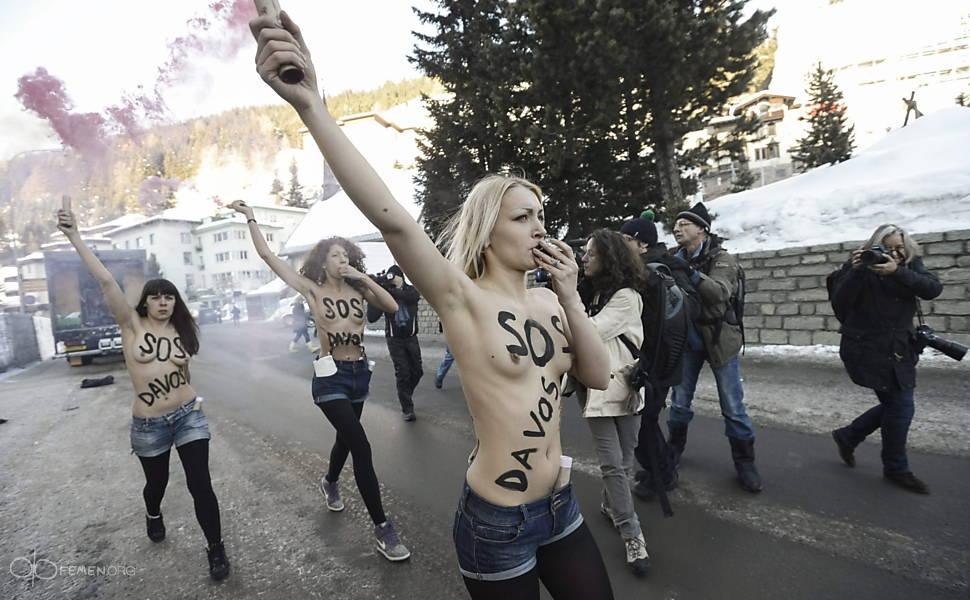 Protest în sânii goi la Forumul Economic de la Davos 189799