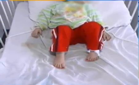 Imagini ŞOCANTE: Copii legaţi de paturi în spitalele din România