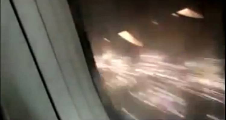 Motorul unui avion de pasageri a luat foc în timpul zborului