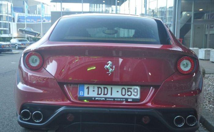 Unii zic că a aruncat banii pe fereastră. Ce a făcut un bărbat cu acest Ferrari FF 189912