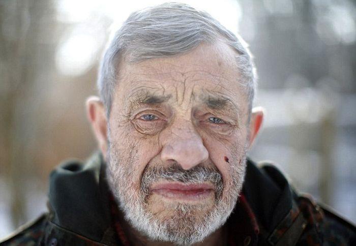 Bărbatul care schimbă legile naturii. Lupii sălbatici mănâncă din gura lui 190150