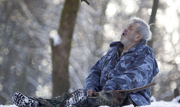 Bărbatul care schimbă legile naturii. Lupii sălbatici mănâncă din gura lui 190153