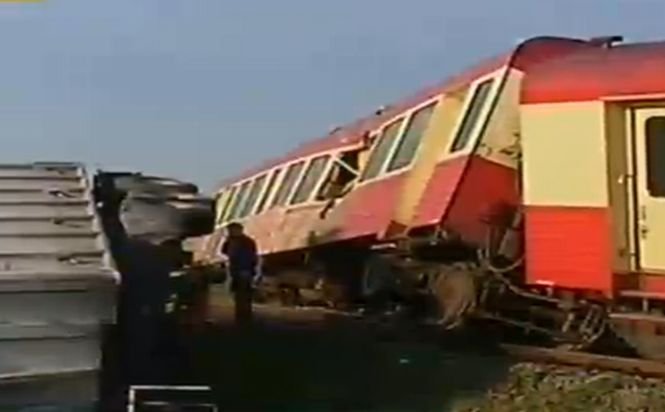 Coliziune între un tren şi un TIR în Neamţ. Două persoane, grav rănite