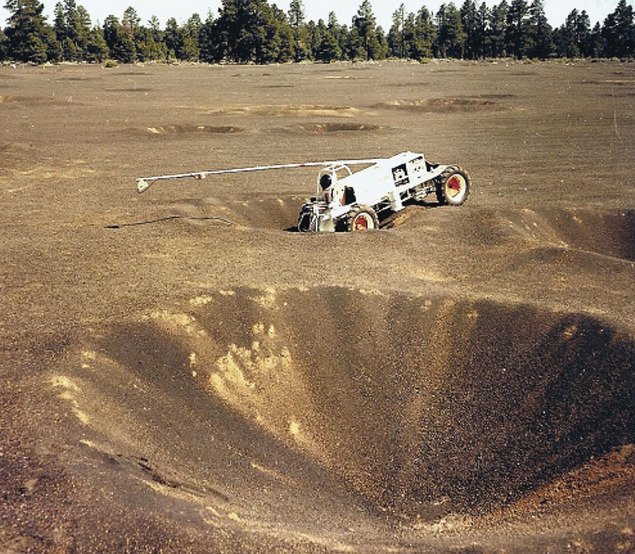 Înainte de a ajunge pe Lună, americanii au dinamitat un deşert pentru a simula terenul de pe satelit
