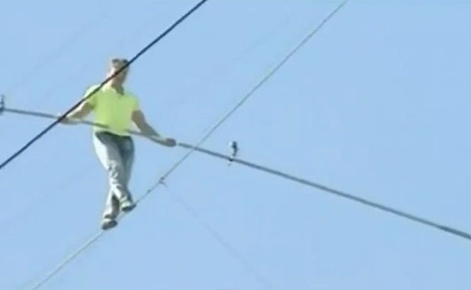 Cascadorie extremă: Pe sârmă, la 60 de metri înălţime, fără echipament de siguranţă
