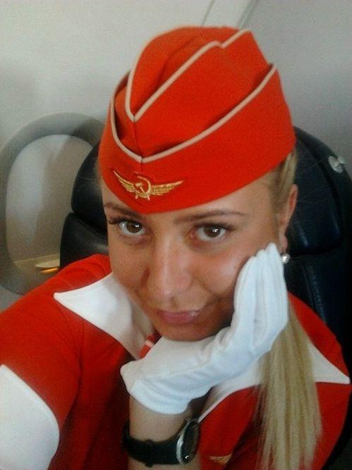 Ce a făcut această stewardesă în faţa călătorilor. Imediat după aterizare i s-a desfăcut contractul de muncă 190350