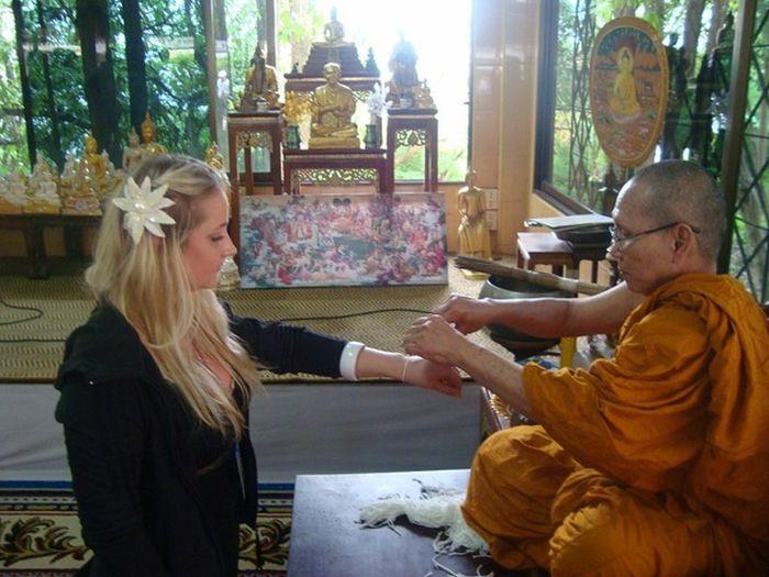 Ce a făcut această stewardesă în faţa călătorilor. Imediat după aterizare i s-a desfăcut contractul de muncă 190351