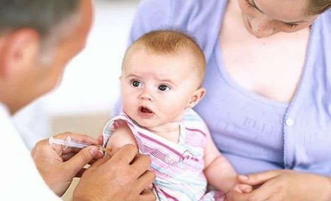 Românii, prea săraci să îşi salveze copiii. &quot;Doar 2% din părinţi îşi permit să cumpere acest vaccin din farmacii&quot;