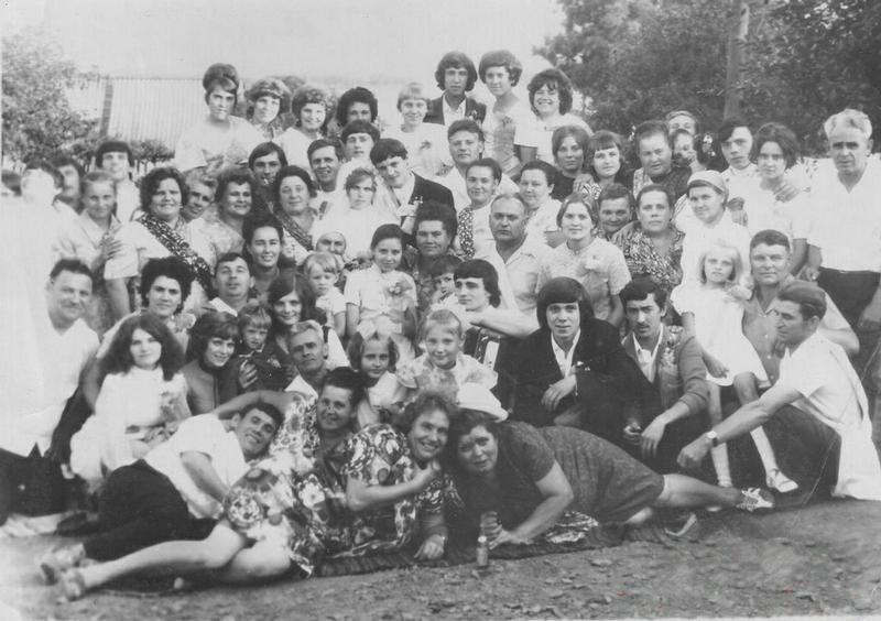 Cu ce ocazie au făcut această poză. Părinţii sau bunicii tăi au una aproape la fel 190688