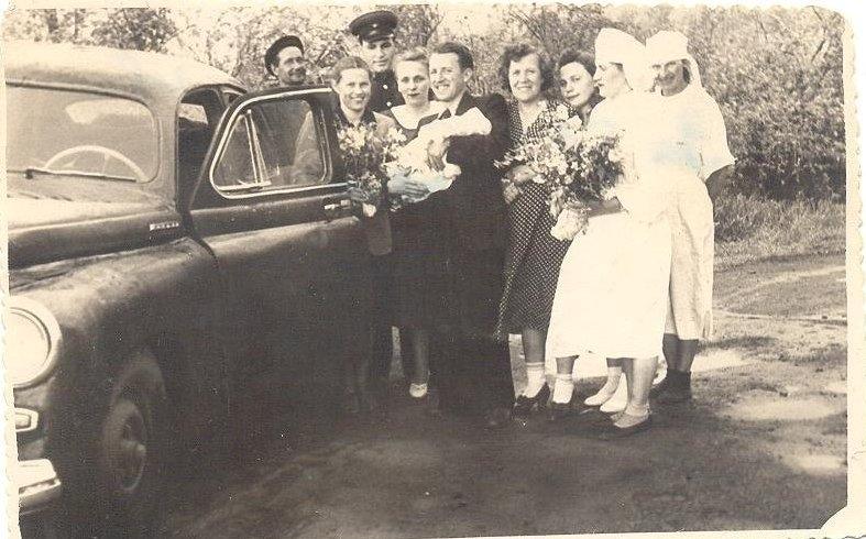 Cu ce ocazie au făcut această poză. Părinţii sau bunicii tăi au una aproape la fel 190696