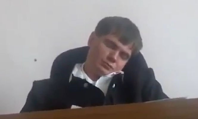 Un judecător rus a demisionat din cauza unei filmări în care apare dormind la proces