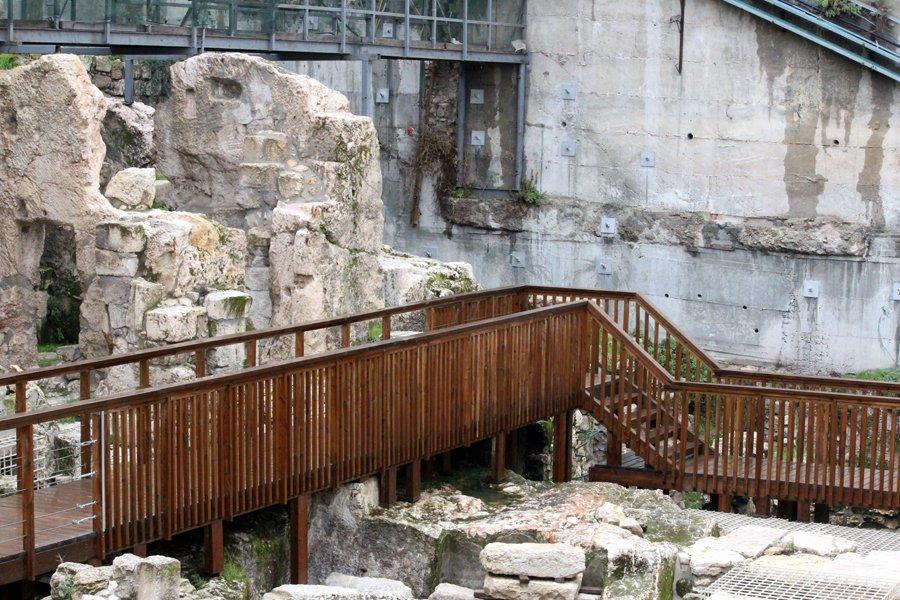 Ce se află sub unul din cele mai mari simboluri ale creştinismului. Descoperirea datează dinaintea Naşterii lui Iisus 190904