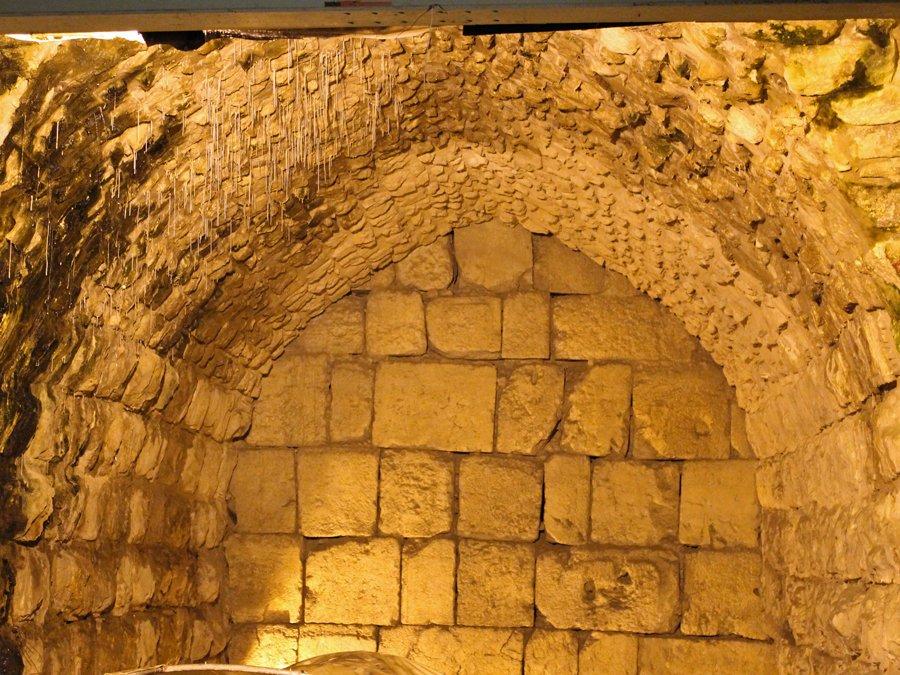 Ce se află sub unul din cele mai mari simboluri ale creştinismului. Descoperirea datează dinaintea Naşterii lui Iisus 190906