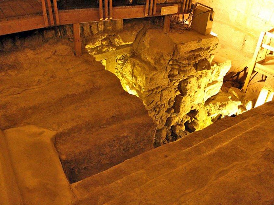 Ce se află sub unul din cele mai mari simboluri ale creştinismului. Descoperirea datează dinaintea Naşterii lui Iisus 190909