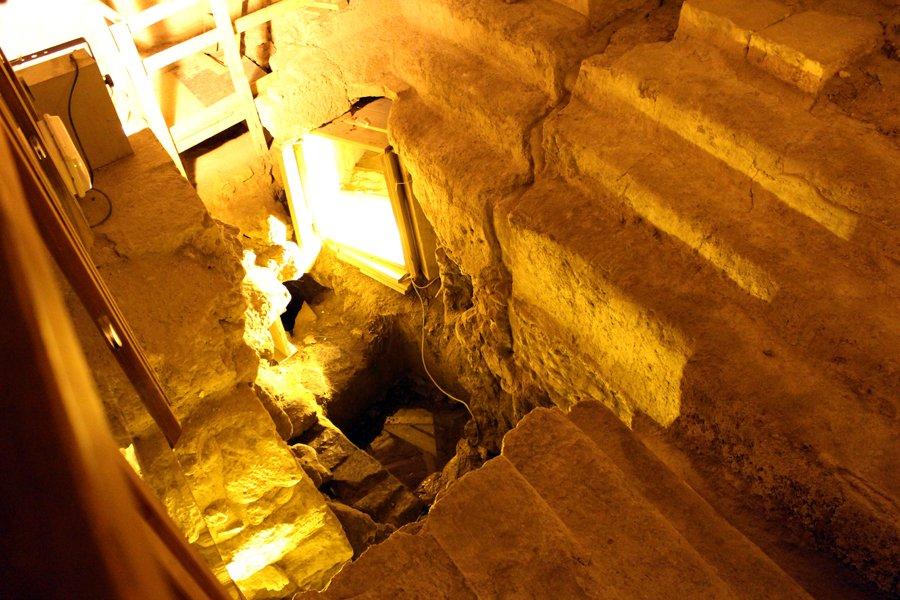 Ce se află sub unul din cele mai mari simboluri ale creştinismului. Descoperirea datează dinaintea Naşterii lui Iisus 190910